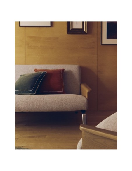 Sofá Amsen beige de 2 plazas de contrachapado de roble y patas de acero inoxidable cepillado 150 cm FSC 100% - Kave Home