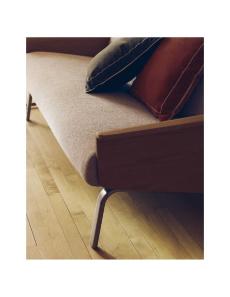 Sofá Amsen beige de 2 plazas de contrachapado de roble y patas de acero inoxidable cepillado 150 cm FSC 100% - Kave Home