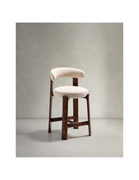 Taburete Granite de chenilla beige y madera maciza de fresno con acabado tono nogal FSC 100% 65 cm - Kave Home