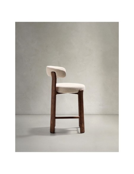 Taburete Granite de chenilla beige y madera maciza de fresno con acabado tono nogal FSC 100% 65 cm - Kave Home