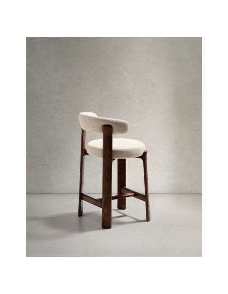 Taburete Granite de chenilla beige y madera maciza de fresno con acabado tono nogal FSC 100% 65 cm - Kave Home