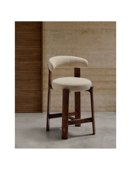 Taburete Granite de chenilla beige y madera maciza de fresno con acabado tono nogal FSC 100% 65 cm - Kave Home