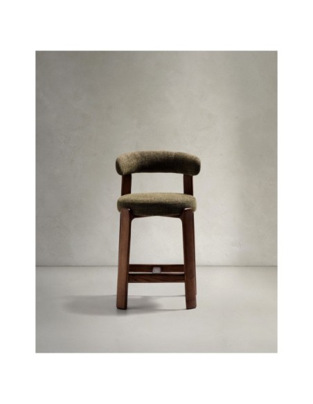 Taburete Granite de chenilla verde y madera maciza de fresno con acabado tono nogal FSC 100% 65 cm - Kave Home