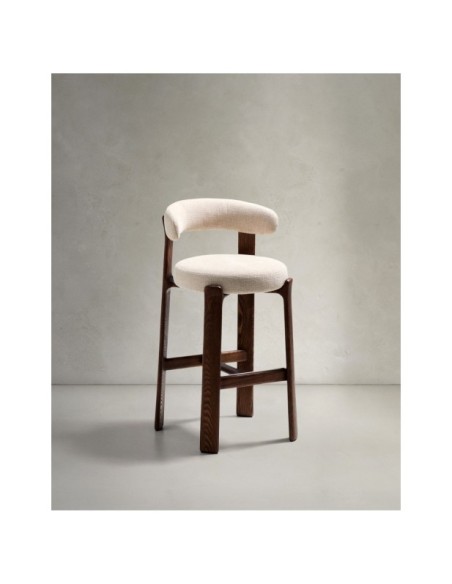 Taburete Granite de chenilla beige y madera maciza de fresno con acabado tono nogal FSC 100% 75 cm - Kave Home