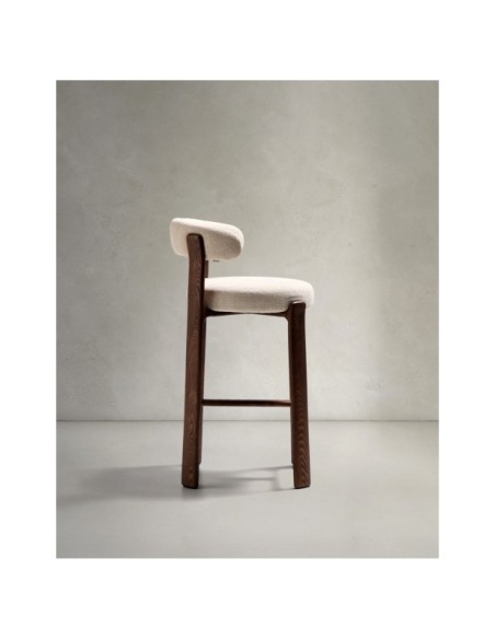 Taburete Granite de chenilla beige y madera maciza de fresno con acabado tono nogal FSC 100% 75 cm - Kave Home