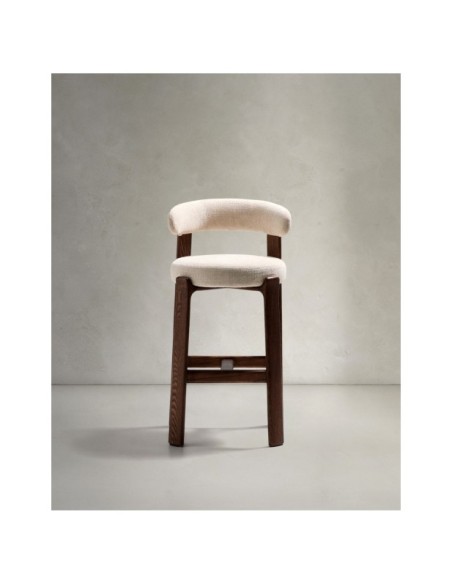 Taburete Granite de chenilla beige y madera maciza de fresno con acabado tono nogal FSC 100% 75 cm - Kave Home