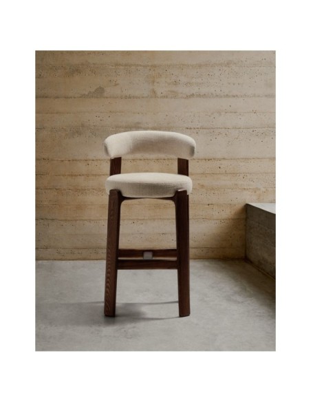 Taburete Granite de chenilla beige y madera maciza de fresno con acabado tono nogal FSC 100% 75 cm - Kave Home