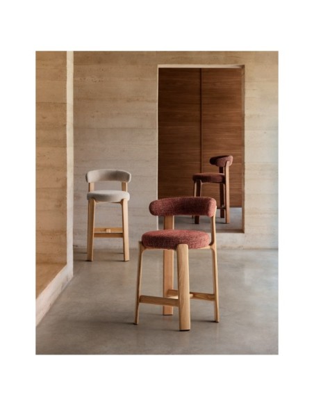 Taburete Granite de chenilla beige y madera maciza de fresno con acabado tono nogal FSC 100% 75 cm - Kave Home