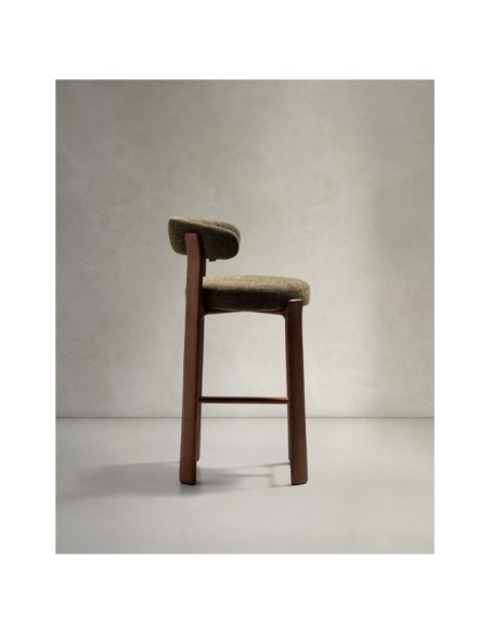 Taburete Granite de chenilla verde y madera maciza de fresno con acabado tono nogal FSC 100% 75 cm - Kave Home