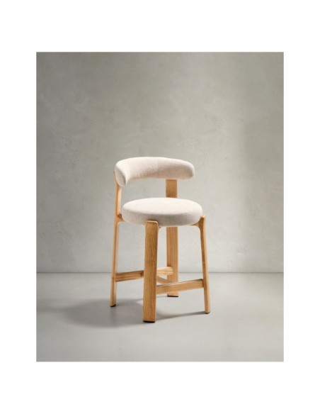 Taburete Granite de chenilla beige y madera maciza de fresno con acabado tono natural FSC 100% 65 cm - Kave Home