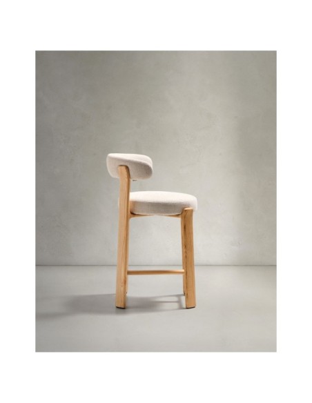 Taburete Granite de chenilla beige y madera maciza de fresno con acabado tono natural FSC 100% 65 cm - Kave Home