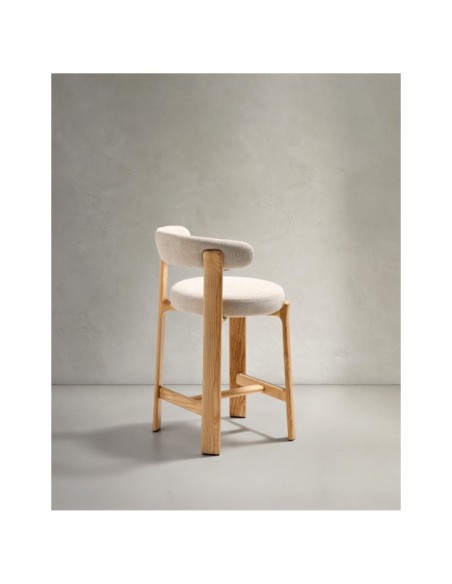 Taburete Granite de chenilla beige y madera maciza de fresno con acabado tono natural FSC 100% 65 cm - Kave Home