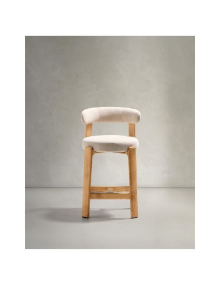 Taburete Granite de chenilla beige y madera maciza de fresno con acabado tono natural FSC 100% 65 cm - Kave Home