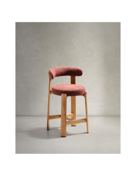 Taburete Granite de chenilla terracota y madera maciza de fresno con acabado tono natural FSC 100% 65 cm - Kave Home