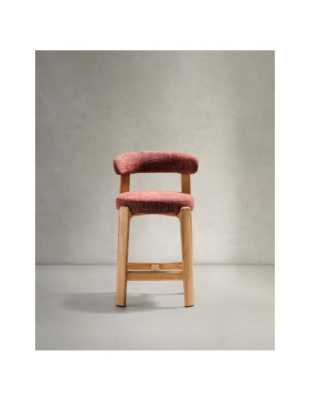 Taburete Granite de chenilla terracota y madera maciza de fresno con acabado tono natural FSC 100% 65 cm - Kave Home