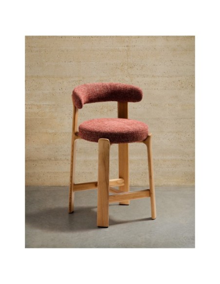 Taburete Granite de chenilla terracota y madera maciza de fresno con acabado tono natural FSC 100% 65 cm - Kave Home