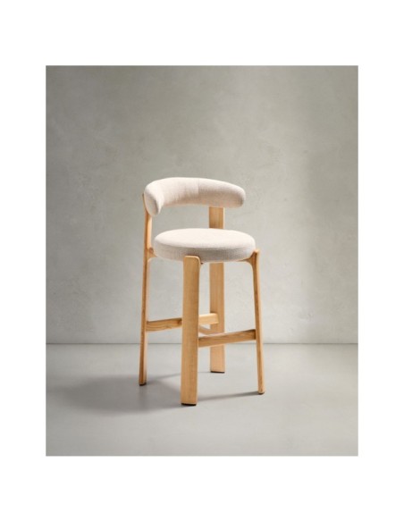 Taburete Granite de chenilla beige y madera maciza de fresno con acabado tono natural FSC 100% 75 cm - Kave Home