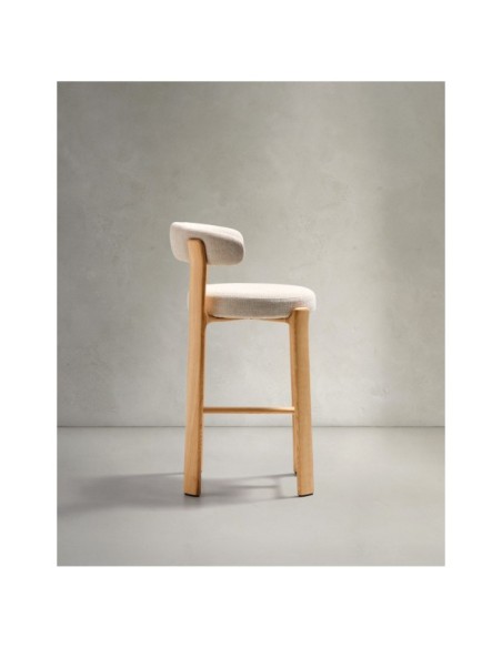 Taburete Granite de chenilla beige y madera maciza de fresno con acabado tono natural FSC 100% 75 cm - Kave Home