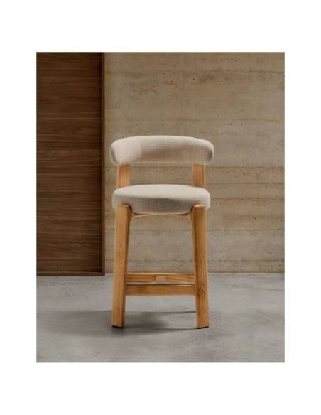 Taburete Granite de chenilla beige y madera maciza de fresno con acabado tono natural FSC 100% 75 cm - Kave Home