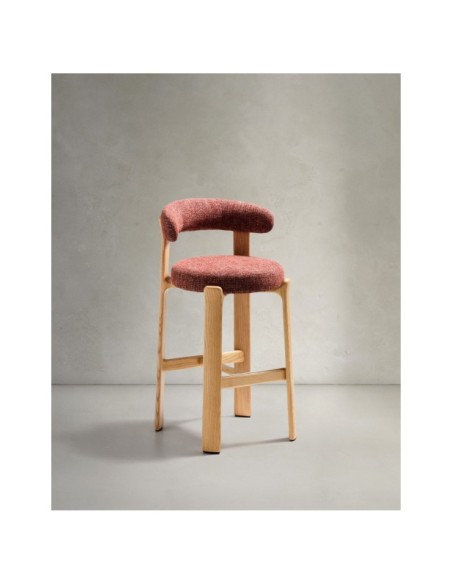 Taburete Granite de chenilla terracota y madera maciza de fresno con acabado tono natural FSC 100% 75 cm - Kave Home
