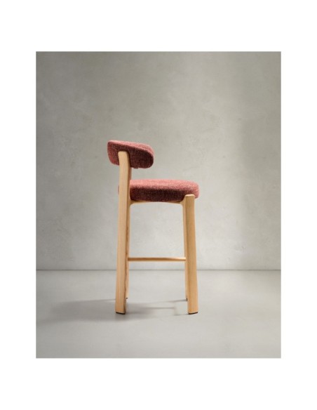 Taburete Granite de chenilla terracota y madera maciza de fresno con acabado tono natural FSC 100% 75 cm - Kave Home