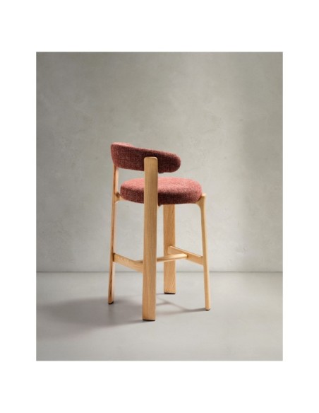 Taburete Granite de chenilla terracota y madera maciza de fresno con acabado tono natural FSC 100% 75 cm - Kave Home