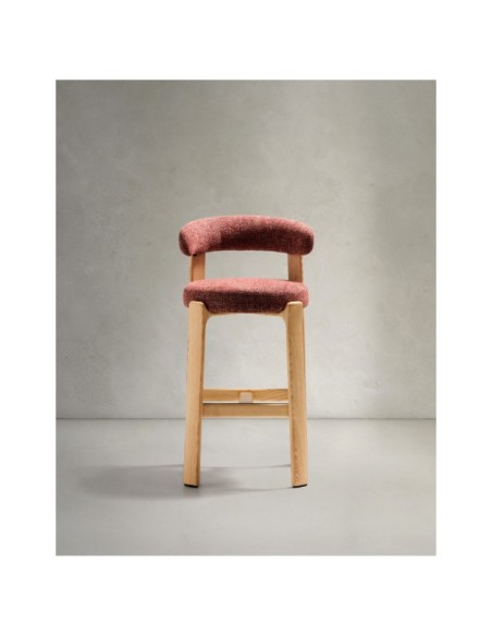 Taburete Granite de chenilla terracota y madera maciza de fresno con acabado tono natural FSC 100% 75 cm - Kave Home