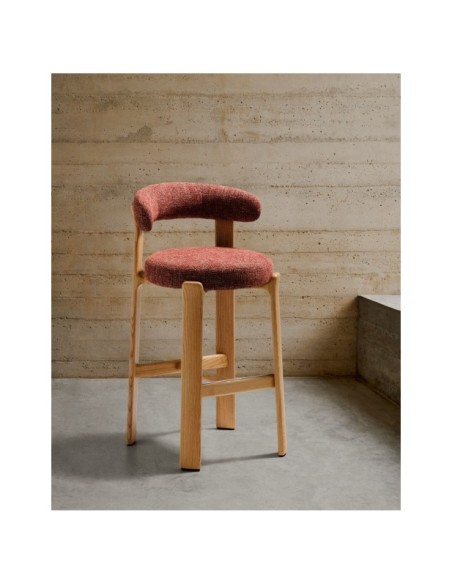 Taburete Granite de chenilla terracota y madera maciza de fresno con acabado tono natural FSC 100% 75 cm - Kave Home