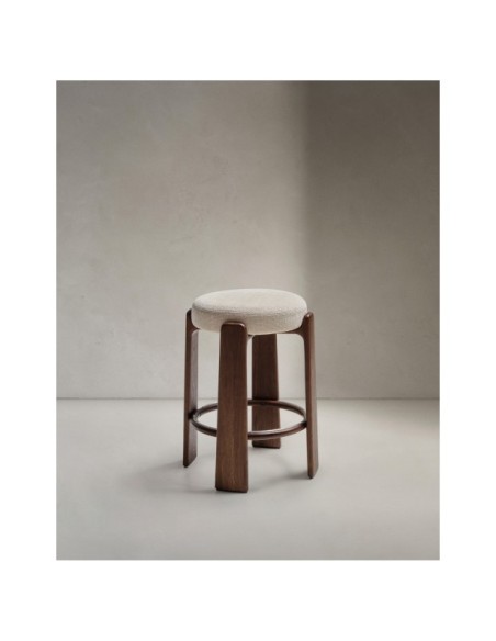 Taburete Granite de chenilla beige y madera maciza de fresno con acabado tono nogal FSC 100% 65 cm - Kave Home