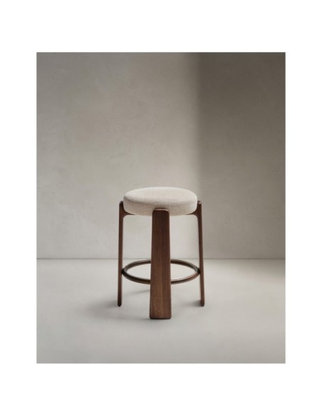 Taburete Granite de chenilla beige y madera maciza de fresno con acabado tono nogal FSC 100% 65 cm - Kave Home