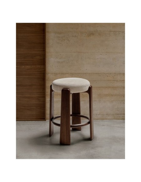 Taburete Granite de chenilla beige y madera maciza de fresno con acabado tono nogal FSC 100% 65 cm - Kave Home