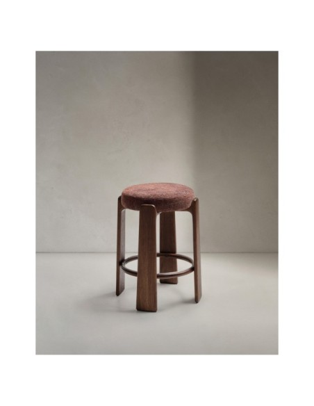 Taburete Granite de chenilla marrón y madera maciza de fresno con acabado tono nogal FSC 100% 65 cm - Kave Home