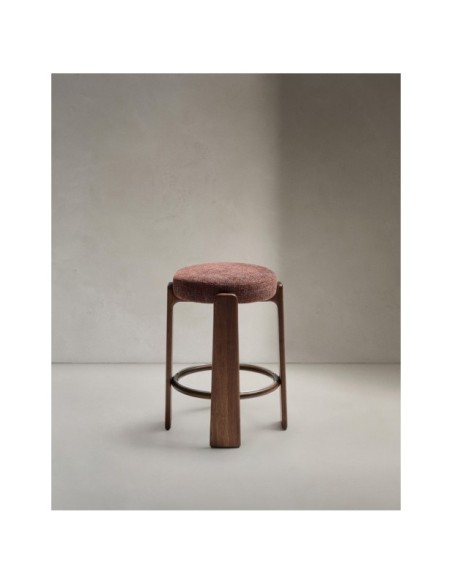 Taburete Granite de chenilla marrón y madera maciza de fresno con acabado tono nogal FSC 100% 65 cm - Kave Home