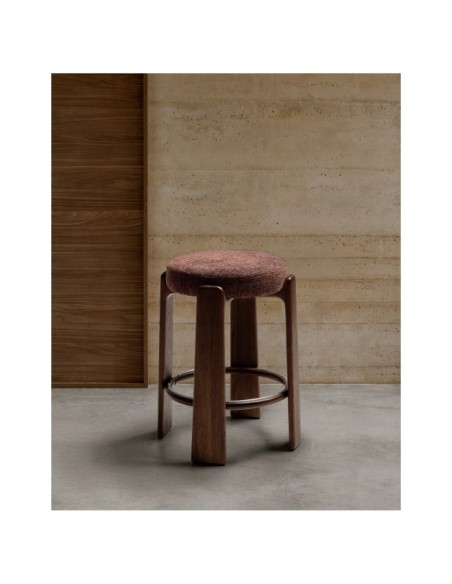 Taburete Granite de chenilla marrón y madera maciza de fresno con acabado tono nogal FSC 100% 65 cm - Kave Home