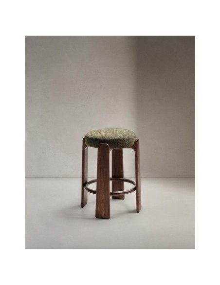 Taburete Granite de chenilla verde y madera maciza de fresno con acabado tono nogal FSC 100% 65 cm - Kave Home