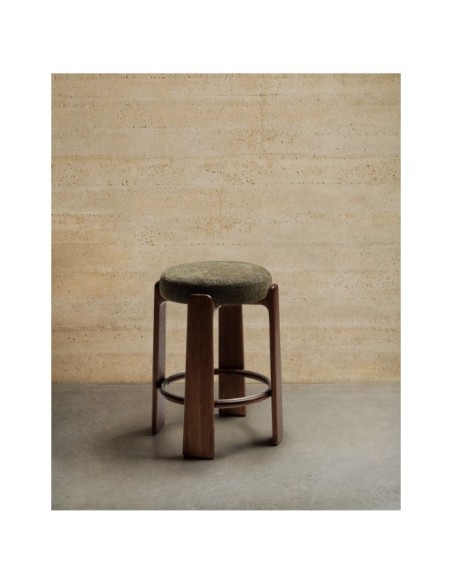 Taburete Granite de chenilla verde y madera maciza de fresno con acabado tono nogal FSC 100% 65 cm - Kave Home