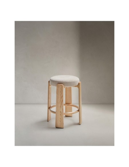 Taburete Granite de chenilla beige y madera maciza de fresno con acabado tono natural FSC 100% 65 cm - Kave Home