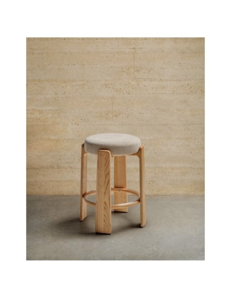 Taburete Granite de chenilla beige y madera maciza de fresno con acabado tono natural FSC 100% 65 cm - Kave Home