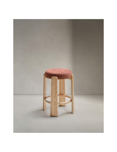 Taburete Granite de chenilla terracota y madera maciza de fresno con acabado tono natural FSC 100% 65 cm - Kave Home