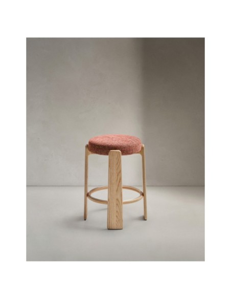Taburete Granite de chenilla terracota y madera maciza de fresno con acabado tono natural FSC 100% 65 cm - Kave Home