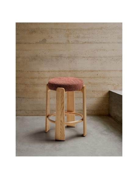 Taburete Granite de chenilla terracota y madera maciza de fresno con acabado tono natural FSC 100% 65 cm - Kave Home