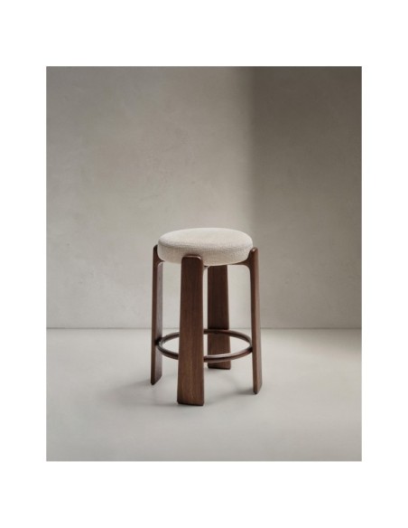 Taburete Granite de chenilla beige y madera maciza de fresno con acabado tono nogal FSC 100% 75 cm - Kave Home