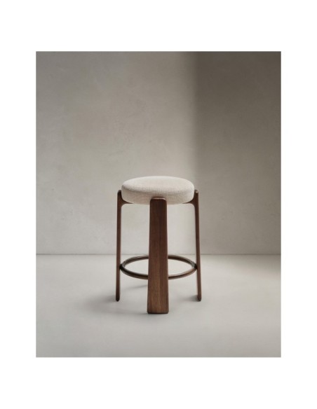 Taburete Granite de chenilla beige y madera maciza de fresno con acabado tono nogal FSC 100% 75 cm - Kave Home