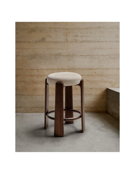 Taburete Granite de chenilla beige y madera maciza de fresno con acabado tono nogal FSC 100% 75 cm - Kave Home