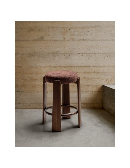 Taburete Granite de chenilla marrón y madera maciza de fresno con acabado tono nogal FSC 100% 75 cm - Kave Home