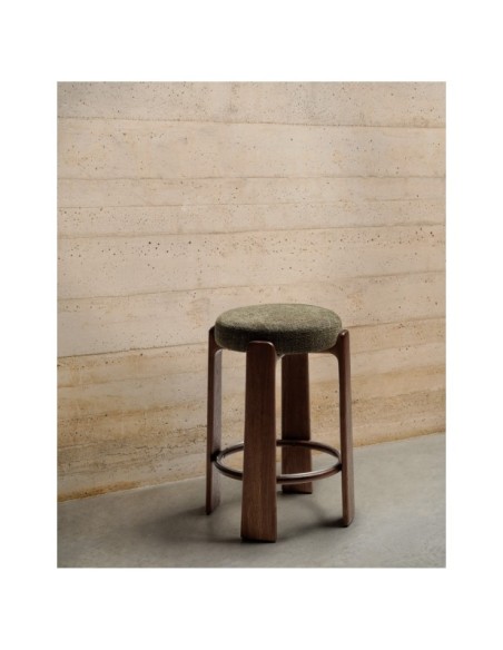 Taburete Granite de chenilla verde y madera maciza de fresno con acabado tono nogal FSC 100% 75 cm - Kave Home