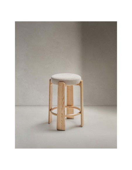 Taburete Granite de chenilla beige y madera maciza de fresno con acabado tono natural FSC 100% 75 cm - Kave Home