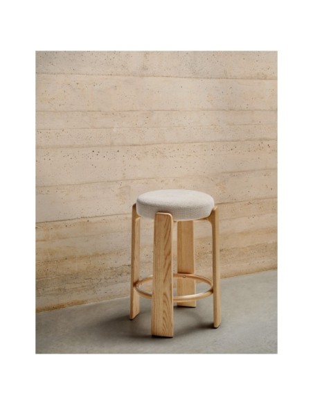 Taburete Granite de chenilla beige y madera maciza de fresno con acabado tono natural FSC 100% 75 cm - Kave Home