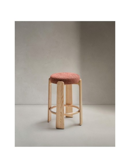 Taburete Granite de chenilla terracota y madera maciza de fresno con acabado tono natural FSC 100% 75 cm - Kave Home