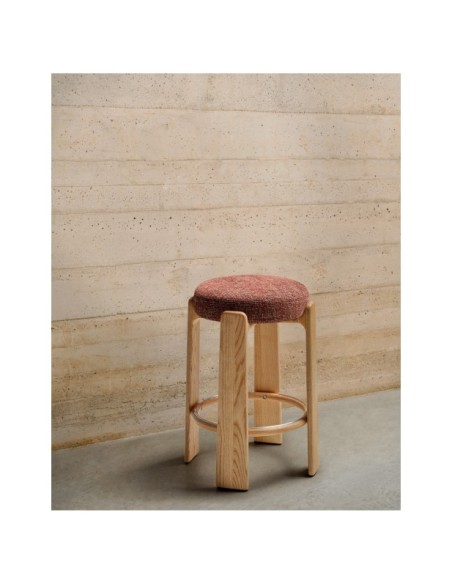 Taburete Granite de chenilla terracota y madera maciza de fresno con acabado tono natural FSC 100% 75 cm - Kave Home